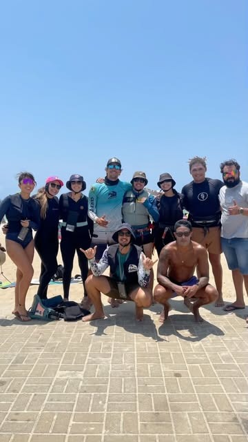 Grupo de alunos e instrutores na praia