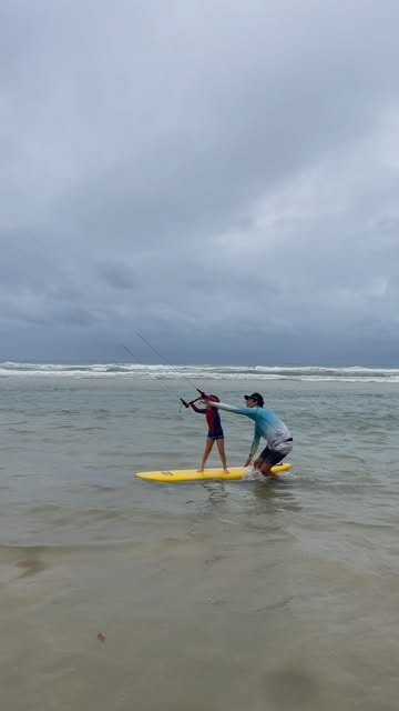 Instrutor ensinando uma criança sobre a prancha amarela
